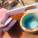 Vakantiehuis Rooftop Heated Jacuzzi, Fireplace, A Unique Home! *
