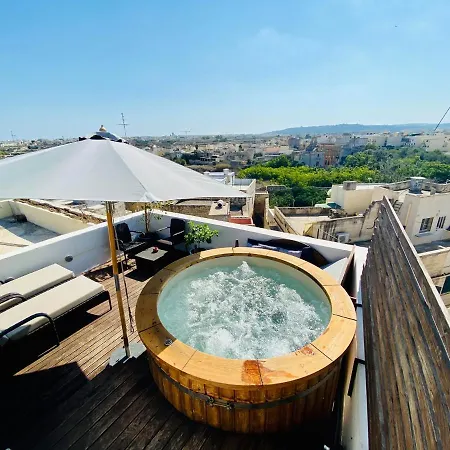 Holiday home Rooftop Heated Jacuzzi, Fireplace, A Unique Home! *