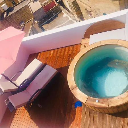 Holiday home Rooftop Heated Jacuzzi, Fireplace, A Unique Home! *