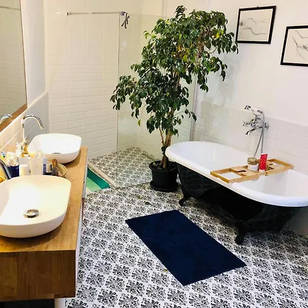Rooftop Heated Jacuzzi, Fireplace, A Unique Home! Holiday home *