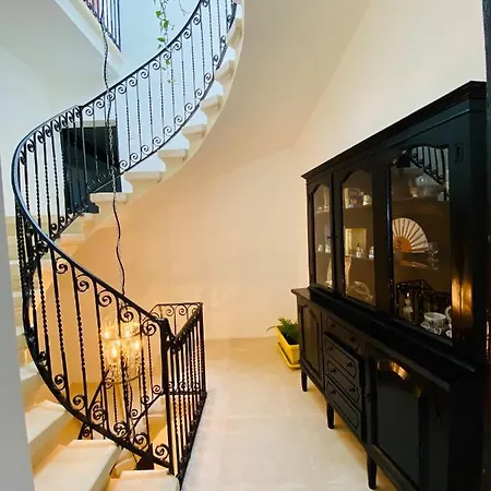 度假居 Rooftop Heated Jacuzzi, Fireplace, A Unique Home!