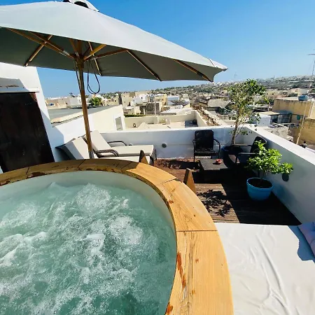 Rooftop Heated Jacuzzi, Fireplace, A Unique Home!