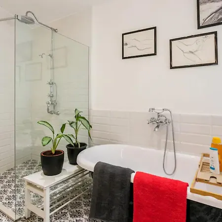 度假居 Rooftop Heated Jacuzzi, Fireplace, A Unique Home!