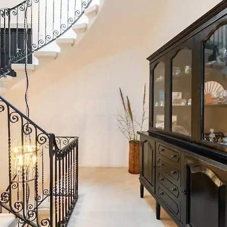 度假居 Rooftop Heated Jacuzzi, Fireplace, A Unique Home!