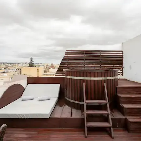 Rooftop Heated Jacuzzi, Fireplace, A Unique Home!