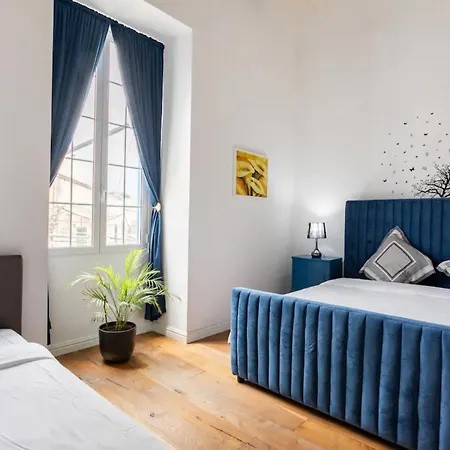 Rooftop Heated Jacuzzi, Fireplace, A Unique Home!