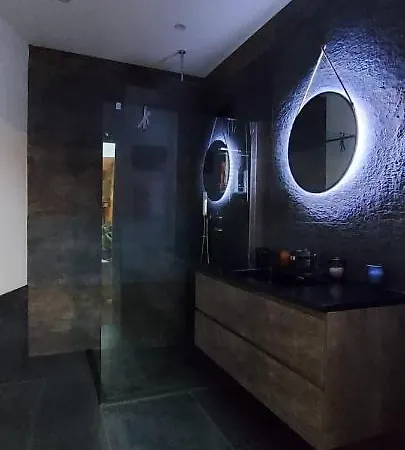 Rooftop Heated Jacuzzi, Fireplace, A Unique Home! Nyaraló *