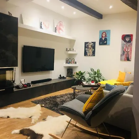 Rooftop Heated Jacuzzi, Fireplace, A Unique Home!