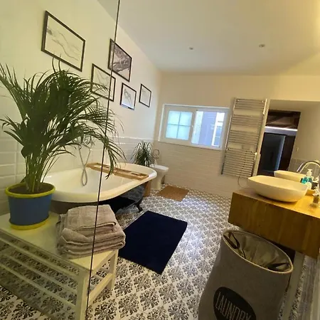 Rooftop Heated Jacuzzi, Fireplace, A Unique Home!