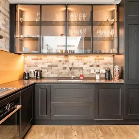 Feriehus Rooftop Heated Jacuzzi, Fireplace, A Unique Home!