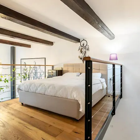 Rooftop Heated Jacuzzi, Fireplace, A Unique Home! Nyaraló *