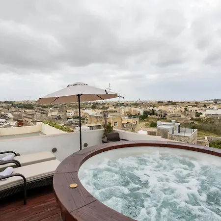 Rooftop Heated Jacuzzi, Fireplace, A Unique Home! *