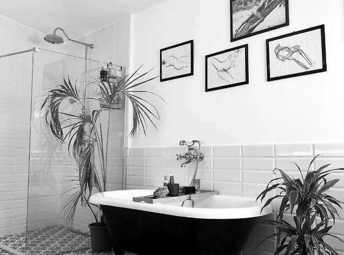 Rooftop Heated Jacuzzi, Fireplace, A Unique Home! Vakantiehuis *