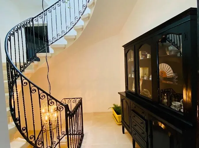 Vakantiehuis Rooftop Heated Jacuzzi, Fireplace, A Unique Home!