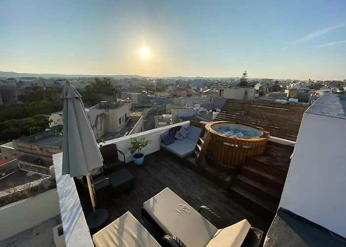 Rooftop Heated Jacuzzi, Fireplace, A Unique Home! Żebbuġ