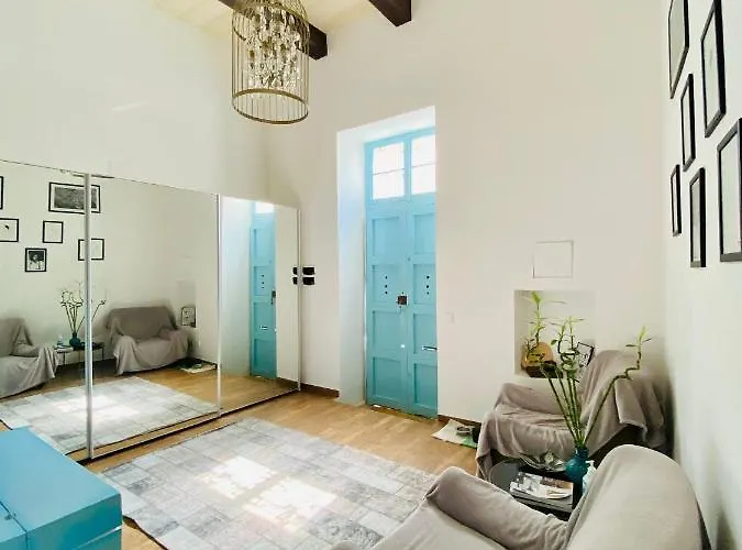 Vakantiehuis Rooftop Heated Jacuzzi, Fireplace, A Unique Home!