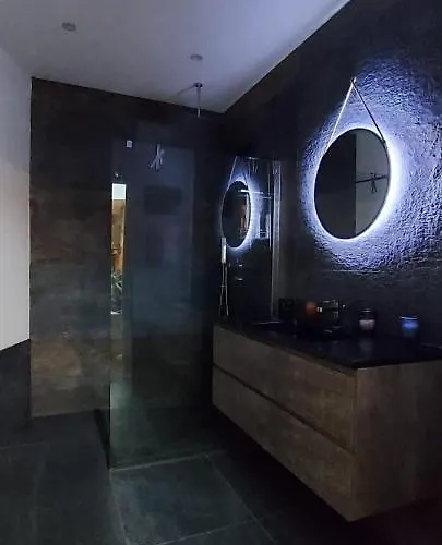 Rooftop Heated Jacuzzi, Fireplace, A Unique Home! Vakantiehuis *