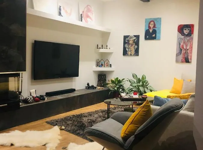 Rooftop Heated Jacuzzi, Fireplace, A Unique Home!