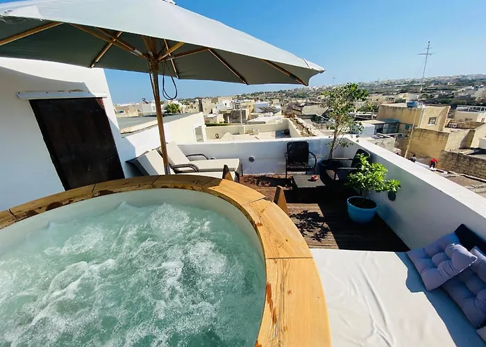 Rooftop Heated Jacuzzi, Fireplace, A Unique Home!