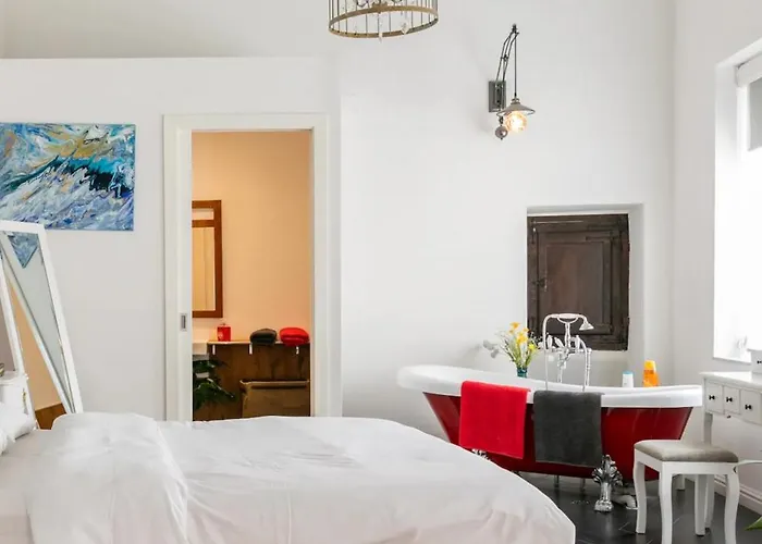 Rooftop Heated Jacuzzi, Fireplace, A Unique Home! Vakantiehuis