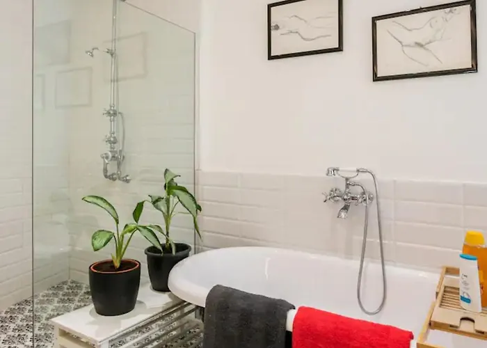 Vakantiehuis Rooftop Heated Jacuzzi, Fireplace, A Unique Home!