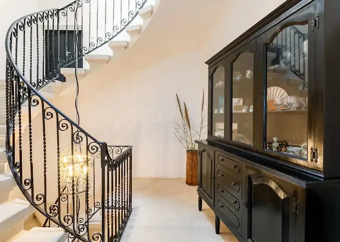 Vakantiehuis Rooftop Heated Jacuzzi, Fireplace, A Unique Home!