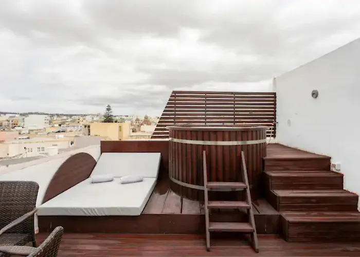 Rooftop Heated Jacuzzi, Fireplace, A Unique Home!