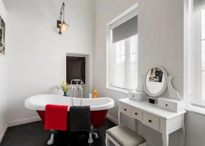 Vakantiehuis Rooftop Heated Jacuzzi, Fireplace, A Unique Home! Żebbuġ