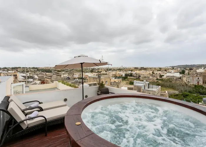 Rooftop Heated Jacuzzi, Fireplace, A Unique Home! *